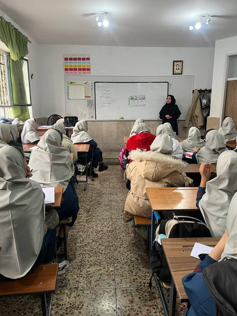 آموزش تغذیه سالم در مدرسه شهید دانش نیا